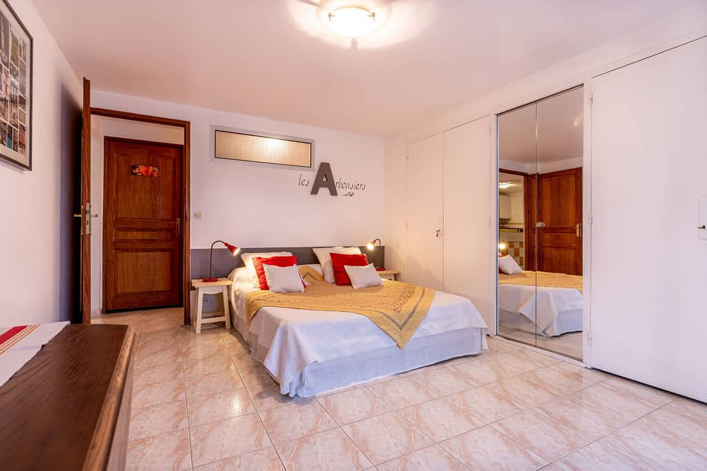 Chambre avec rangements